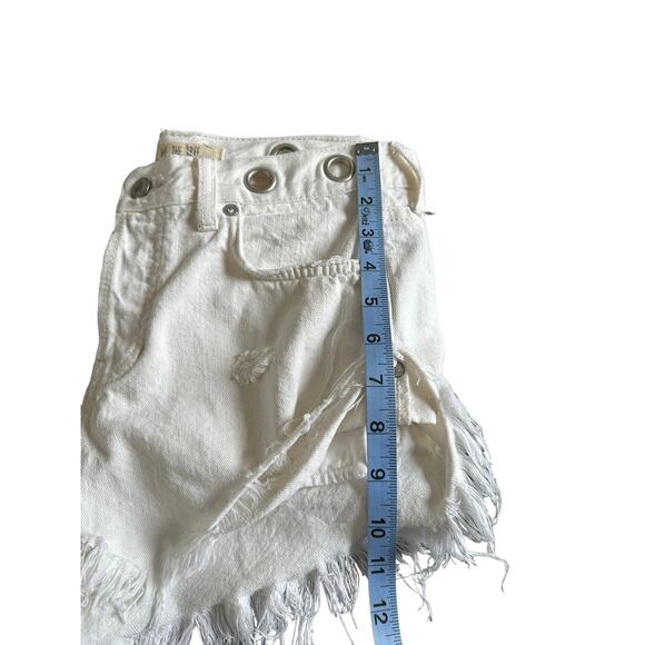 We The Free Grommet White Button Fly Denim Distressed Cut Off Shorts Size 24 - Picture 7 of 8